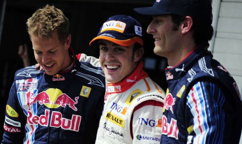 Fernando Alonso (centre) džiaugiasi pergale