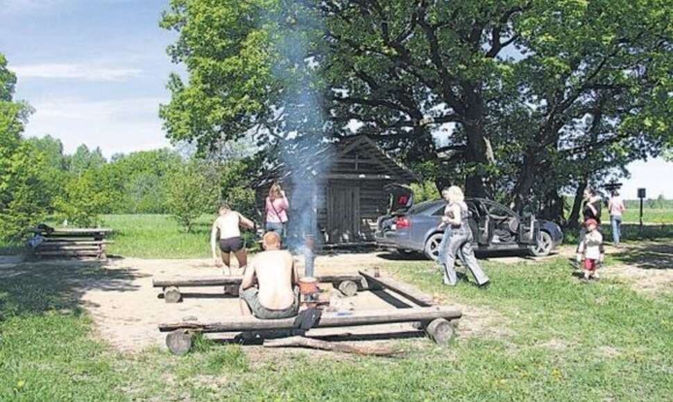 Šalia tų medinių namelių įrengtos laužavietės, pastatyti suolai, stalai. Turistai randa net suodinų puodų, kuriuose visi apsistoję verda valgį ant laužo, o paskui išplovę palieka kitiems.