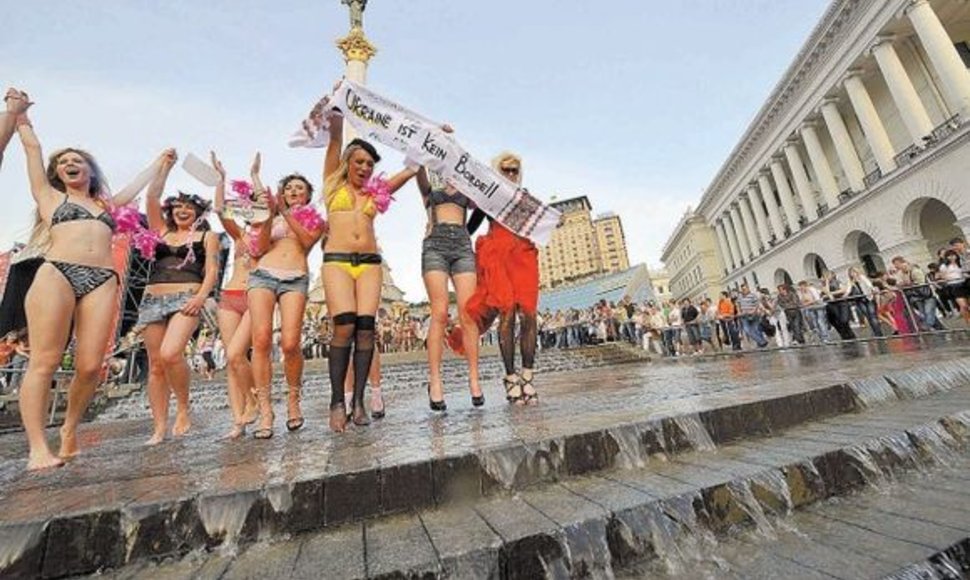 „Femen“ pasirodymas Kijevo centre sulaukė daug dėmesio. 