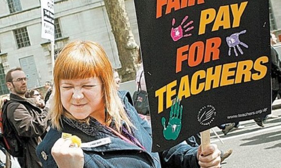 Britanijos mokytojai skundžiasi, kad negauna „tinkamo užmokesčio“