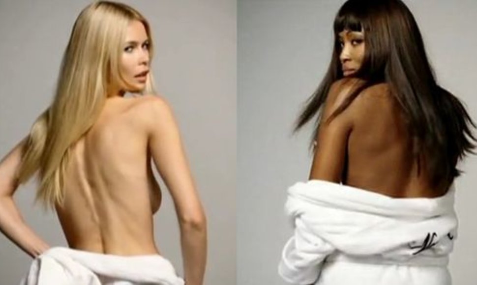 Modeliai Claudia Schifer ir Naomi Campbel apsinuogino reklamoje.