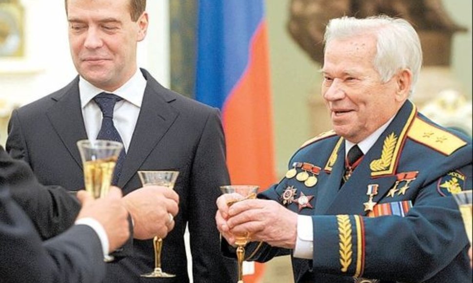 Prezidentas Dmitrijus Medvedevas jubiliejaus proga garsųjį konstruktorių apdovanojo aukščiausiu Rusijos apdovanojimu – Rusijos Didvyrio žvaigžde