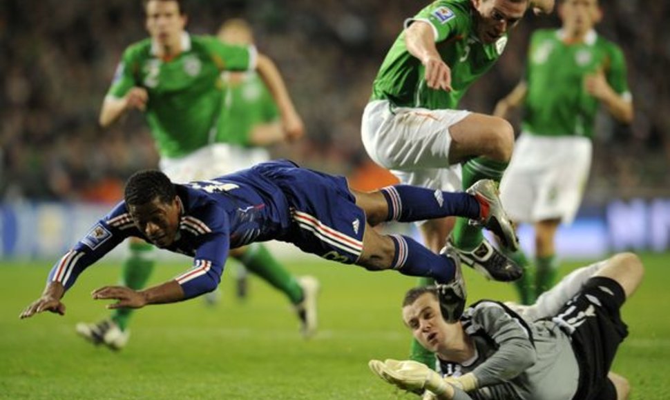 Prancūzijos žaidėjas Patrice Evras atakuoja Airių vartininką Shay Giveną.