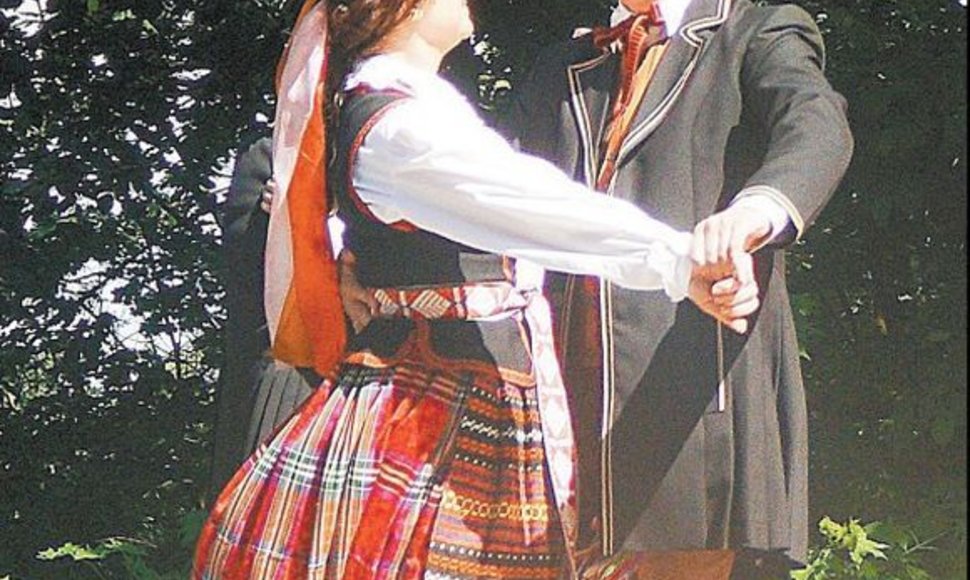 Ministras D.Jankauskas mėgsta suktis šokio ritmu.