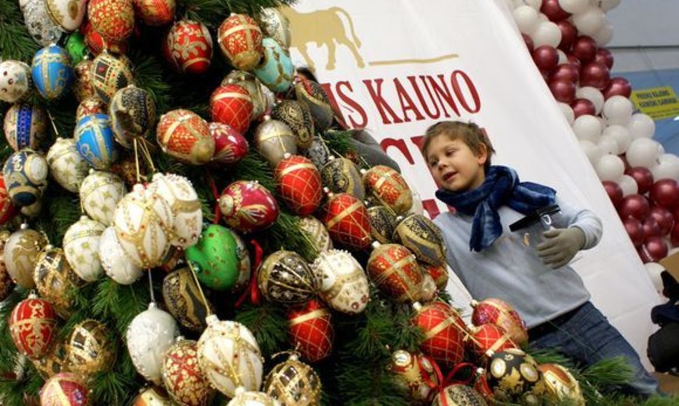 Floristas Kalėdinę eglę dekoravo 500 Faberžė (Fabergé) stiliaus žaisliukais.