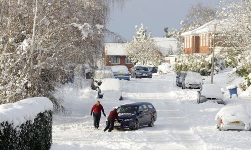 Didžiosios Britanojos gyventojams sniegas pridarė rūpesčių.