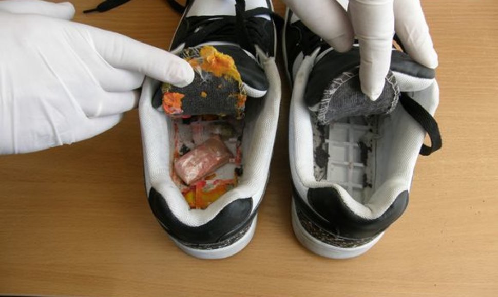 Pareigūnai tikrindami perduotus daiktus sportinių batų paduose rado vieną paketėlį su tabletėmis bei keturis paketėlius su žalsvai rusvos spalvos augalinėmis medžiagomis, kaip įtariama narkotinėmis medžiagomis. 