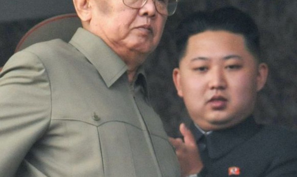 Dabartinis vadovas Kim Jong Ilo ir jo jauniausias sūnus.
