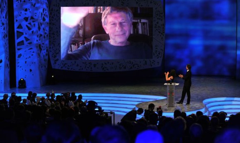 Romanas Polanskis apdovanojimų ceremonijoje dalyvavo virtualiai.