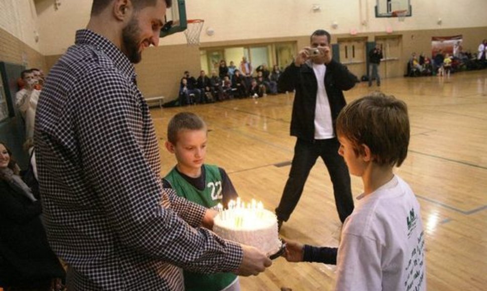 Lietuvos vyrų rinktinės lyderiui vaikai pademonstravo savo sugebėjimus ir įteikė tortą su 26-iomis žvakutėmis.