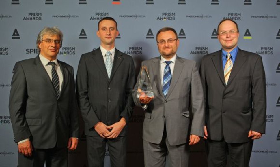 Lietuvos bendrovės „Ekspla“ generalis direktorius Kęstutis Jasiūnas (antras iš dešinės) su apdovanojimų organizatoriais.