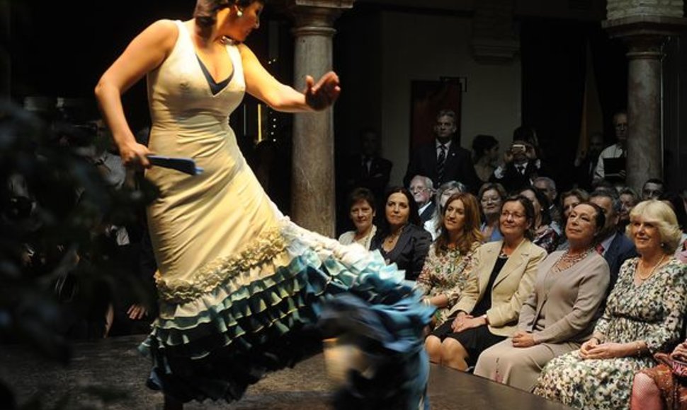  Camilla (pirma iš dešinės) penktadienį stebėjo flamenko pasirodymus.