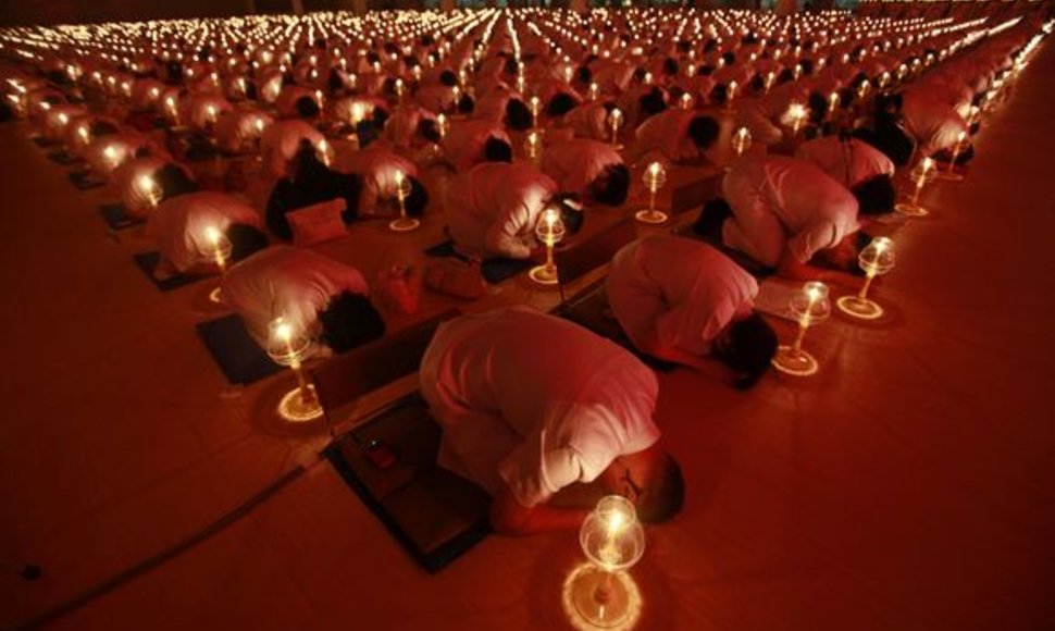 Tailandiečiai ir budistų vienuoliai viename Bankoko priemestyje meldėsi už Japonijos cunamio ir žemės drebėjimo aukas.