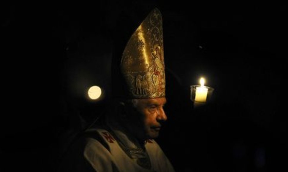 Popiežius Benediktas XVI didžiojo šeštadienio apeigose.