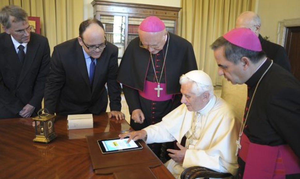 Popiežius rašo savo „iPad“ kompiuteryje.