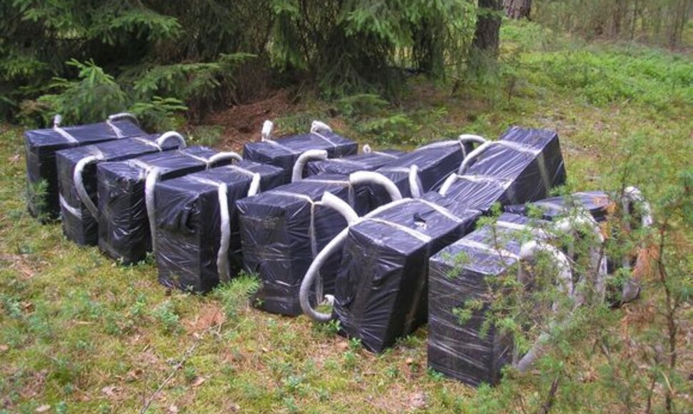 Cigarečių dėžės buvo apvyniotos polietilenu.