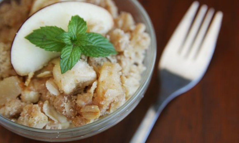 Šiam desertui galite naudoti ir nesaldintą jogurtą – jo skonis atsvers obuolių ir trupinių saldumą.