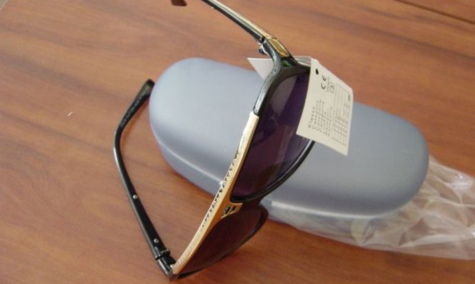 Atplėšę paketą, muitininkai jame atrado 8-erius akinius nuo saulės su firmos „Ray Ban“ prekiniu ženklu.