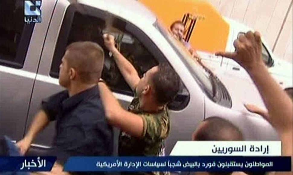 Sirijoje režimo šalininkai atakuoja išvykstantį JAV ambasados automobilį.