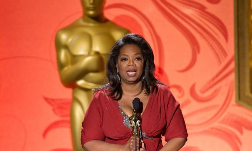 Oprah Winfrey sako padėkos kalbą.