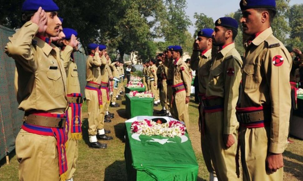 Laidotuviu ceremonija, per kurią pagerbti žuvę 24 pakistaniečių kariai.