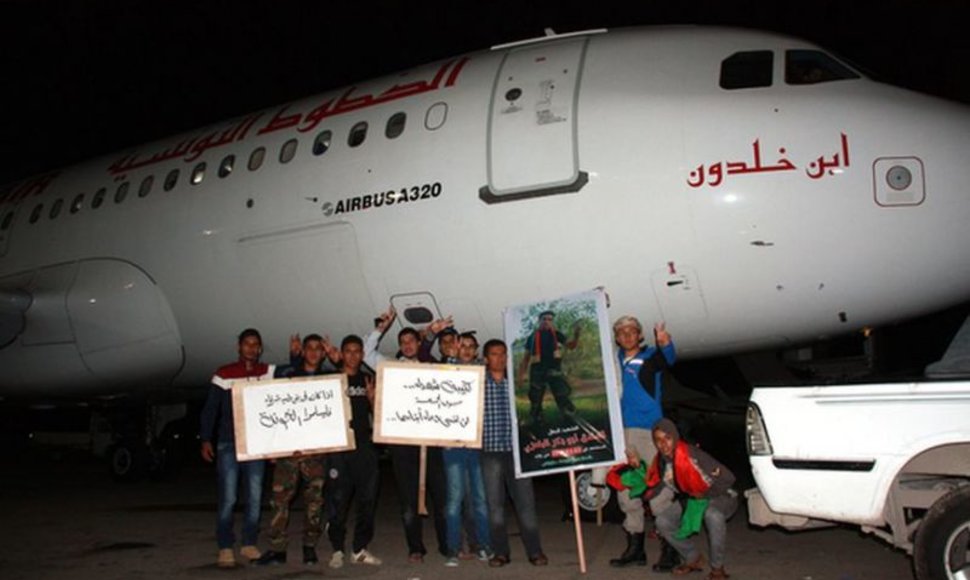 „Tunisair“ lėktuvui pajudėti kelias valandas neleido jaunuoliai iš sostinės Sug Jomos rajono.