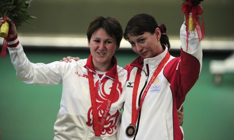 Olimpinėje moterų šaudymo iš pistoleto 10 m. atstumu rungtyje sidabrą laimėjo šaulė iš Rusijos  Natalia Paderina, o bronzą –  Gruzijos atstovė Nino Salukvadze.