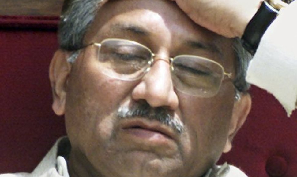 Pakistano prezidentas Pervezas Musharrafas atsistatydinti nežada.