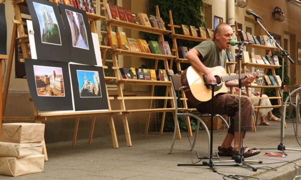 Vilniečių „kelionę“ lydėjo tenykštės muzika.