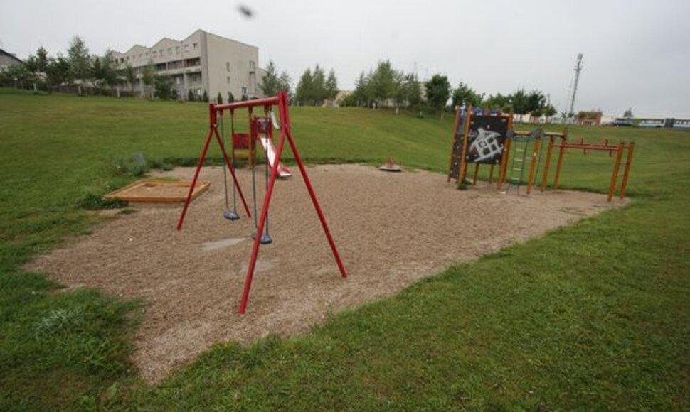 Trečdalis parko, kurį jau dešimtmetį puoselėja Salotėje įsikūrę vilniečiai, 2006 metais buvo grąžinta savininkui.