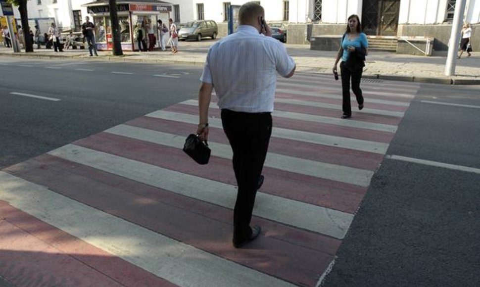 Dalis prie mokyklų ir vaikų darželių esančių perėjų jau nudažytos raudona spalva.