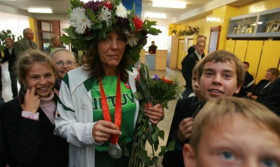 Pekino parolimpinių žaidynių sidabro laimėtoją A.Grigaliūnienę šiltai sutiko mokyklos, kurioje ji dirba, moksleiviai. 