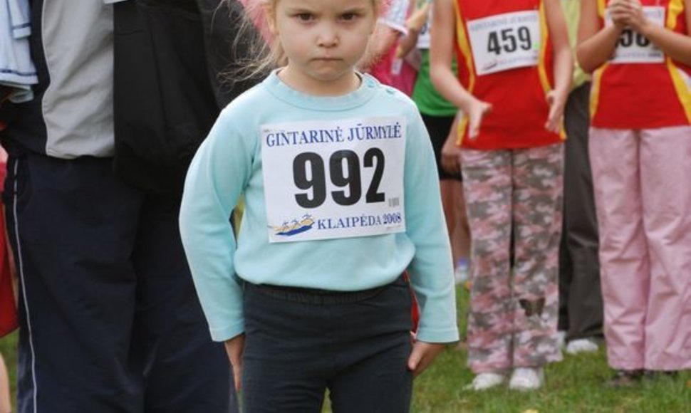 trimete begike2.jpgJauniausia varžybų dalyvė - trimetė Erika Pontežytė iš Gargždų. Ją į varžybas atsivežė bėgikas tėtis.  
