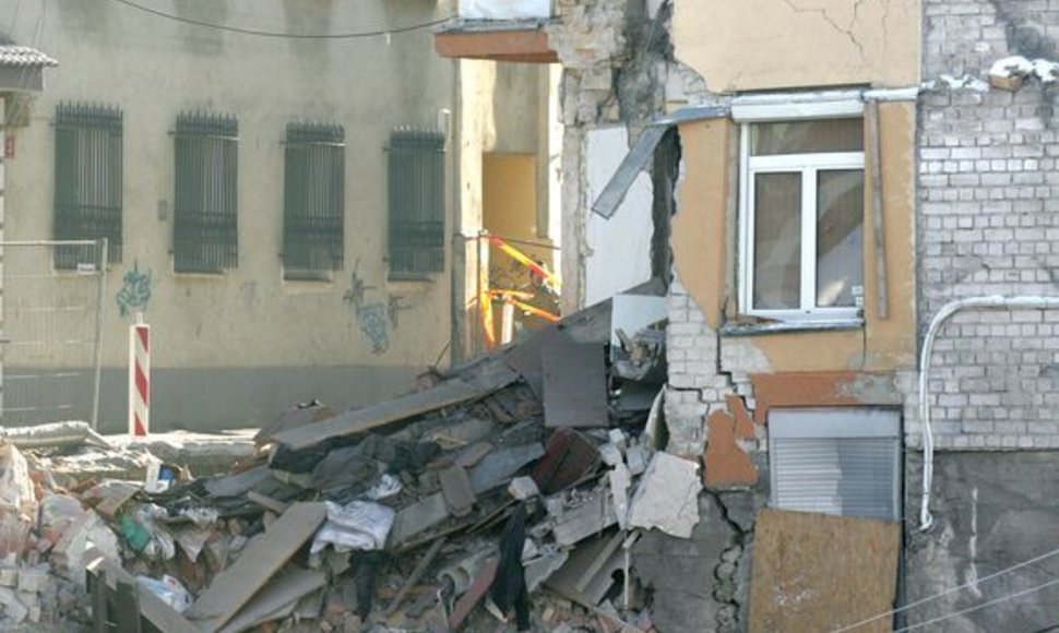 Nugriuvusi gyvenamojo namo dalis Šiaulių gatvėje Vilniaus Senamiestyje.