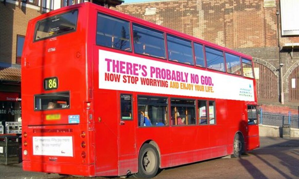 Londono autobusai pasipuo&scaron; &scaron;ūkiu &bdquo;Dievo tikriausiai nėra&ldquo;