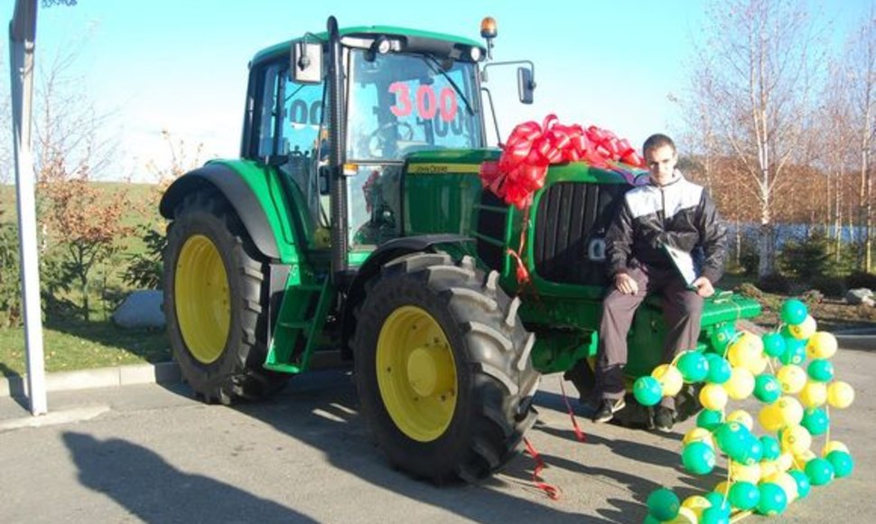 aunajam ūkininkui Povilui Bakūnui John Deere traktorius pristatytas jam net nežinant, kad jo įsigytas pirkinys pažymėtas išskirtiniu skaičiumi.