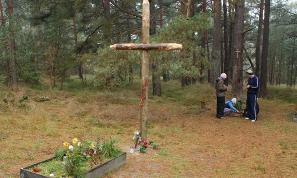 Senąsias kapines Melnragėje žymi naujas kryžius, apie kurio statytojus sklando tik spėlionės.