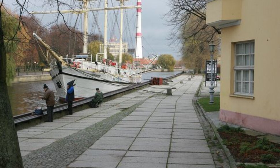 Dviračių-pėsčiųjų takas drieksis nuo Biržos tilto palei Danę iki Palangos kelio.