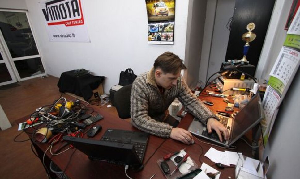 Garažuose, kur didinama variklio galia, &scaron;alia sportinių automobilių rikiuojasi ir specialiųjų tarnybų automobiliai. 