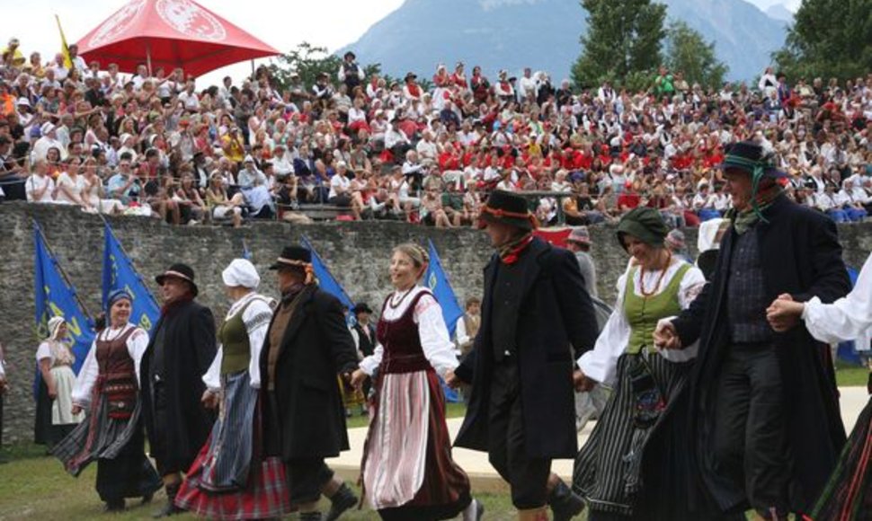 Finalinėje festivalio kompozicijoje šoko Klaipėdos ,,Alka“.