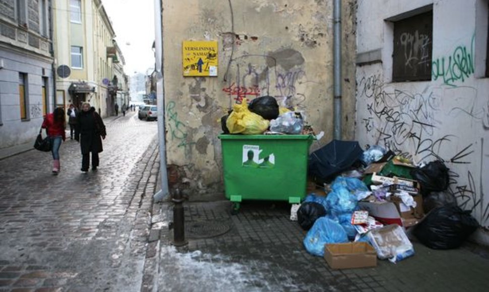 Kauno senamiesčio gyventojus jau daugybė metų piktina nuolatos apkrauti šiukšlių konteineriai.