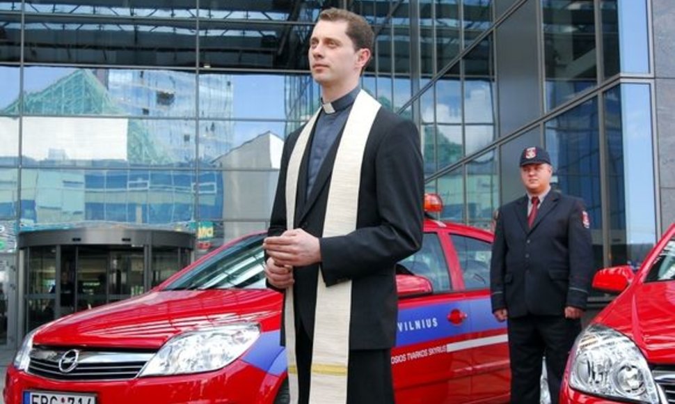 Naujojo poskyrio automobilius, mieste pradėsiančius patruliuoti pirmadienį, palaimino Vilniaus arkikatedros bazilikos klebonas Ričardas Doveika.
