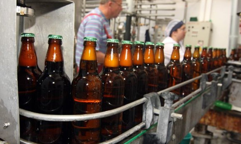 Klasikiniu būdu gaminamas „Kauno alaus“ alus parduotuves dažniausiai pasiekia stikliniuose arba plastinkiuose buteliuose.