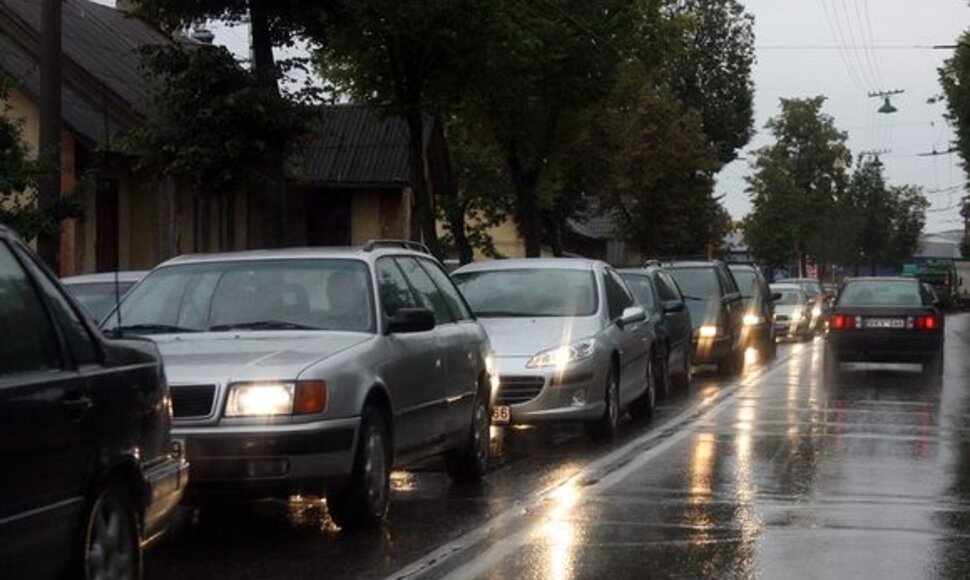 Verslininkai teigia, kad važinėti bendrovėms priklausančiais automobiliais nėra prabanga.