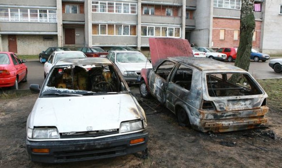 Minijos gatvėje savaitgalį degė trys automobiliai, du iš jų nukentėjo itin smarkiai. 
