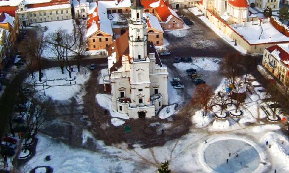 Kalėdinė eglė Kauno Rotušės aikštėje šiais metais stovės rekordinį laikotarpį – net 2 mėnesius.