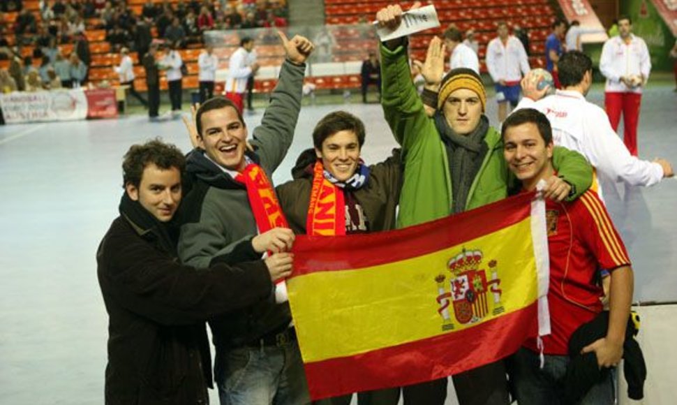 Mačas su Ispanija lietuviams buvo jau trečiasis atrankos turnyre. Prieš tai mūsiškiai dukart lygiosiomis sužaidė su Olandija (19:19 ir 25:25).