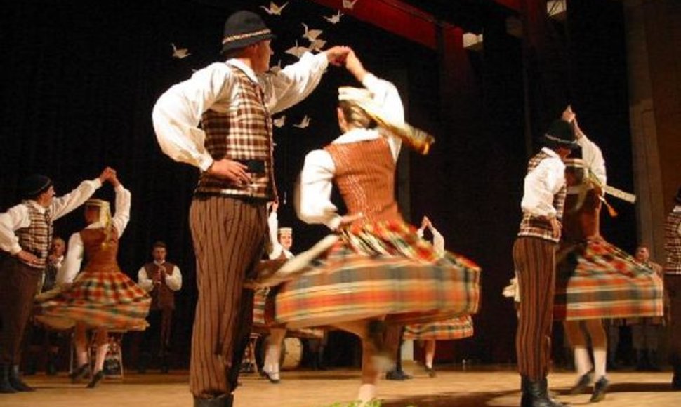 VDU tautinių šokių kolektyvas „Žilvitis“.