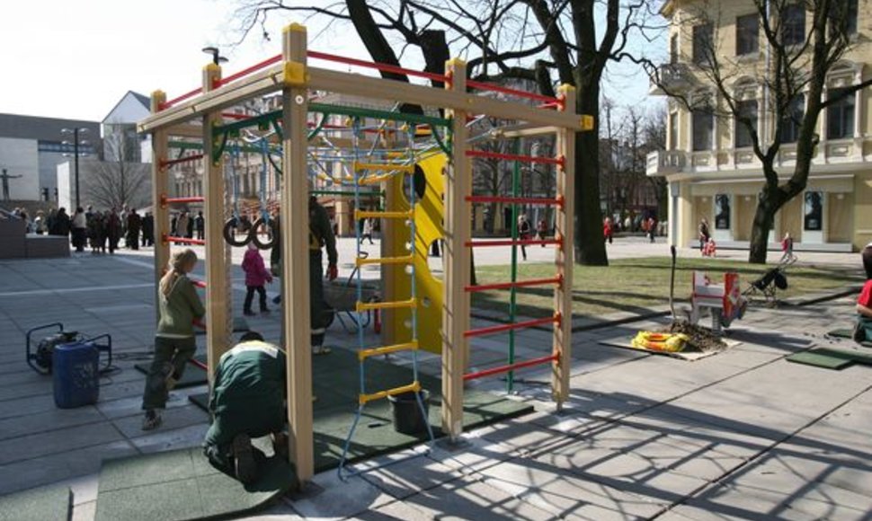 Nepriklausomybės aikštėje įrengta žaidimų aikštelė orientuota į 6-12 metų vaikus. Verslininkai viliasi, kad vandalai įrenginių nenuniokos: „Tikimės žmonių geranoriškumo“.