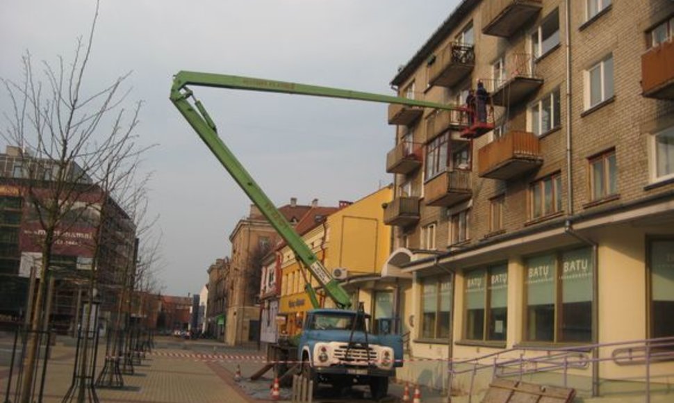 Tik po savaitės uostamiestyje imta tvarkyti Klaipėdos centre nugarmėjusį daugiabučio balkoną. 